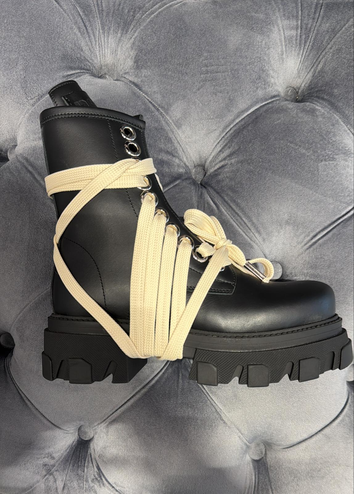 Boot black with laces - silver